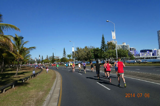 跑拍澳洲金岸马，反思中国马拉松