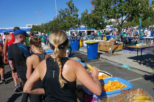 跑拍澳洲金岸马，反思中国马拉松