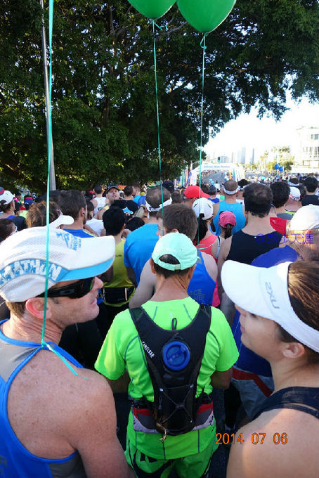 跑拍澳洲金岸马，反思中国马拉松