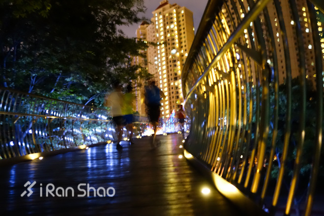 跑在上海之夜荡苏州河