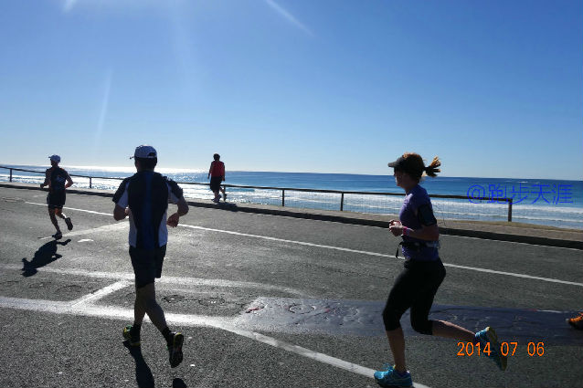 跑拍澳洲金岸马，反思中国马拉松