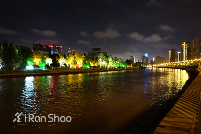 跑在上海之夜荡苏州河