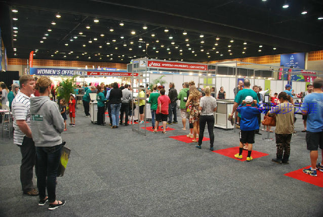 跑拍澳洲金岸马，反思中国马拉松