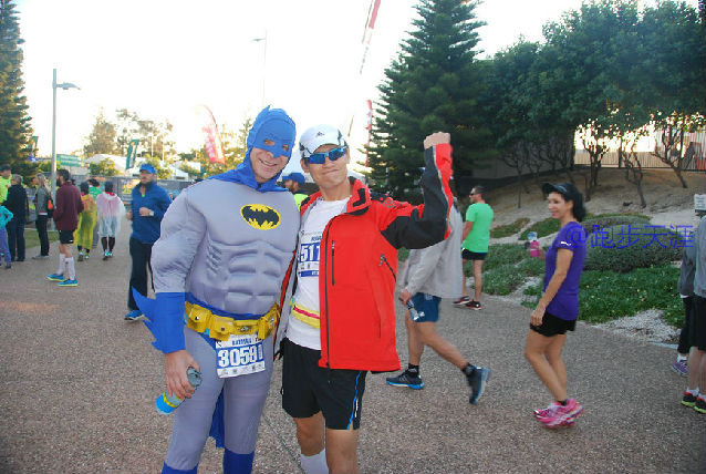 跑拍澳洲金岸马，反思中国马拉松