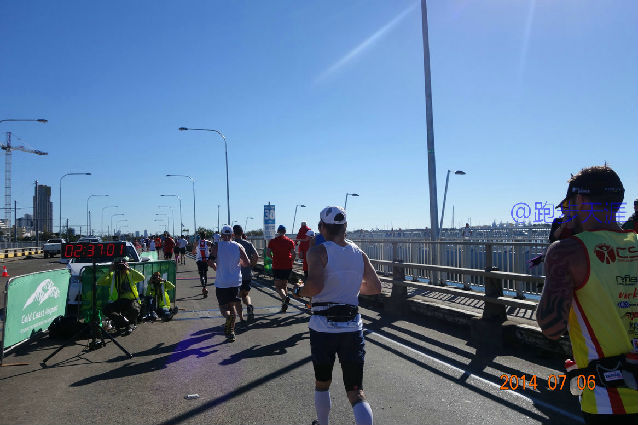 跑拍澳洲金岸马，反思中国马拉松