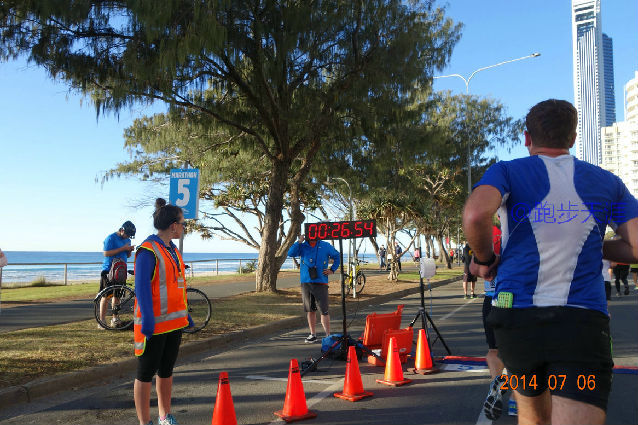 跑拍澳洲金岸马，反思中国马拉松