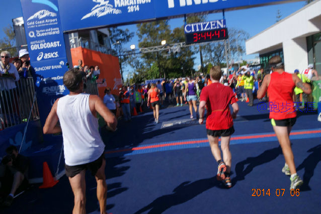 跑拍澳洲金岸马，反思中国马拉松