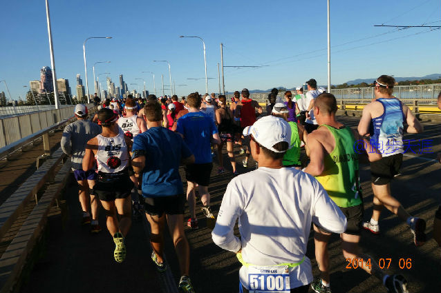 跑拍澳洲金岸马，反思中国马拉松