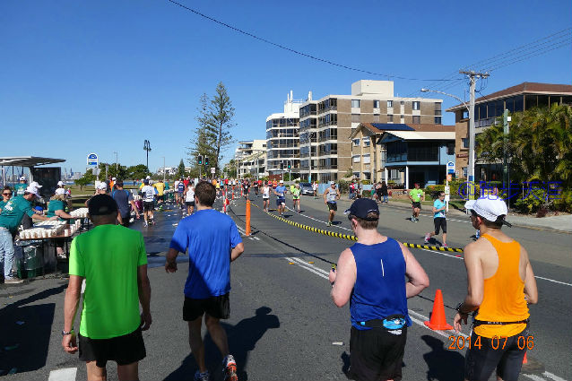 跑拍澳洲金岸马，反思中国马拉松