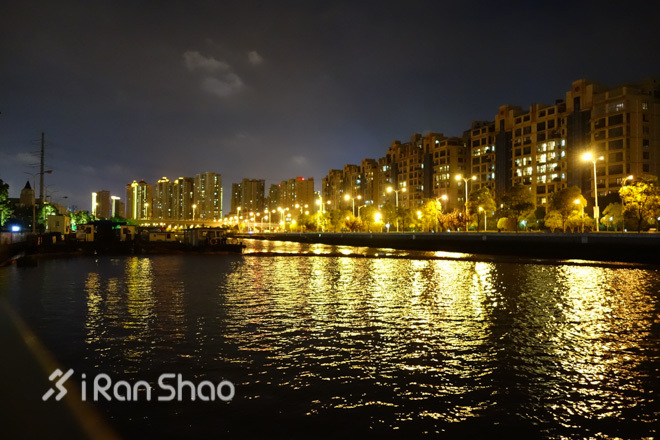 跑在上海之夜荡苏州河