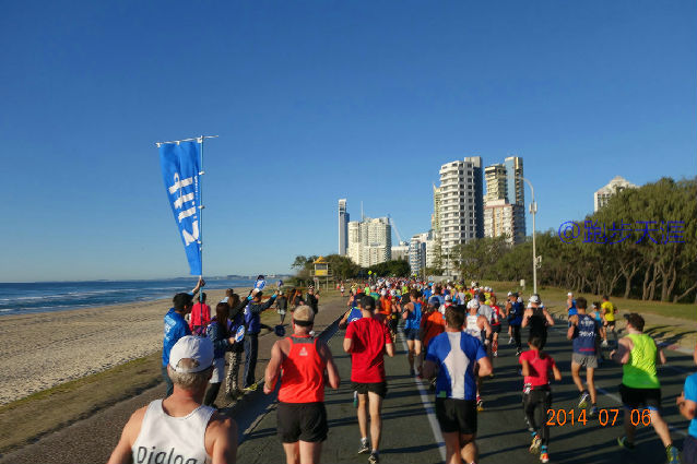 跑拍澳洲金岸马，反思中国马拉松