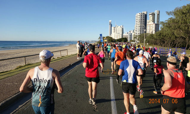 跑拍澳洲金岸马，反思中国马拉松