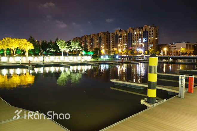 跑在上海之夜荡苏州河