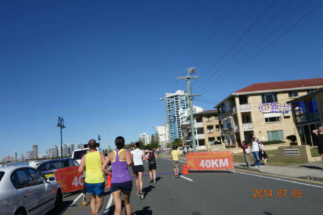 跑拍澳洲金岸马，反思中国马拉松