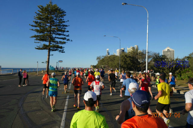 跑拍澳洲金岸马，反思中国马拉松