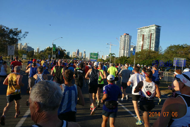 跑拍澳洲金岸马，反思中国马拉松