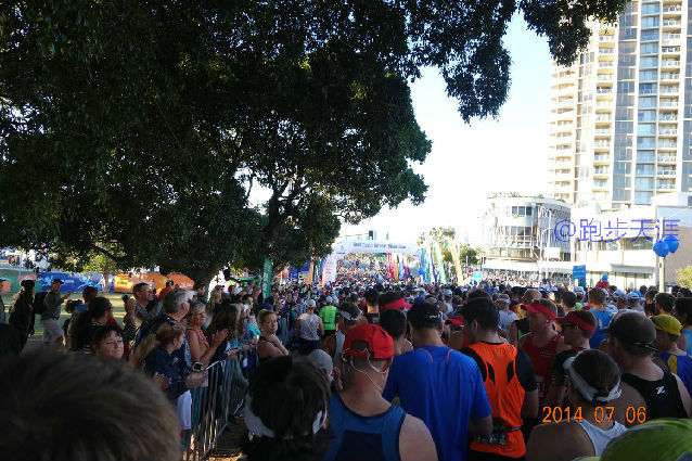 跑拍澳洲金岸马，反思中国马拉松