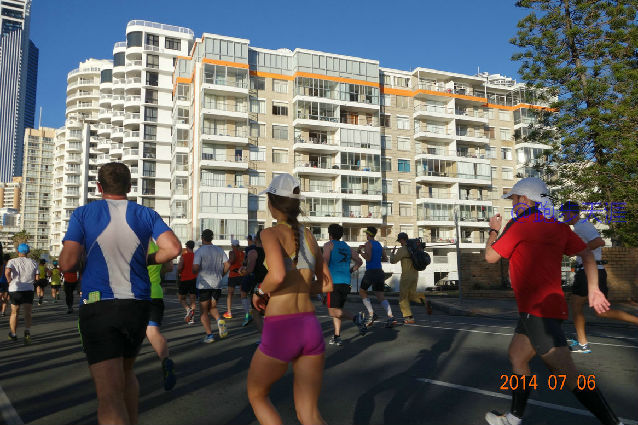 跑拍澳洲金岸马，反思中国马拉松