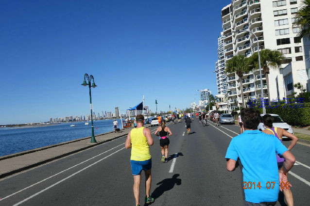 跑拍澳洲金岸马，反思中国马拉松