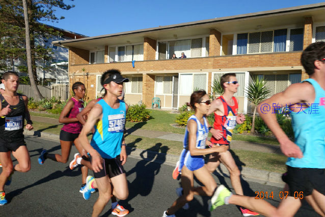 跑拍澳洲金岸马，反思中国马拉松