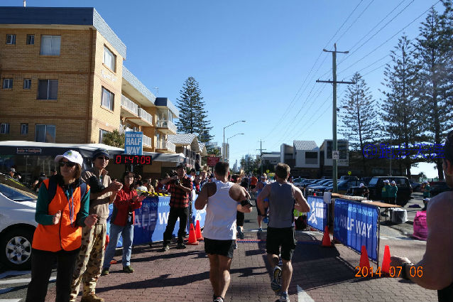 跑拍澳洲金岸马，反思中国马拉松