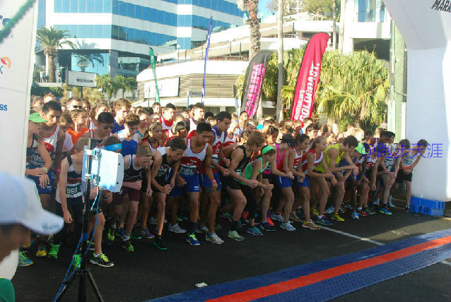 跑拍澳洲金岸马，反思中国马拉松