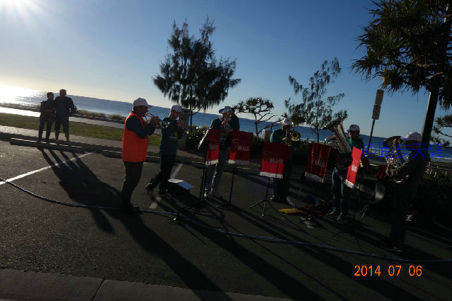 跑拍澳洲金岸马，反思中国马拉松