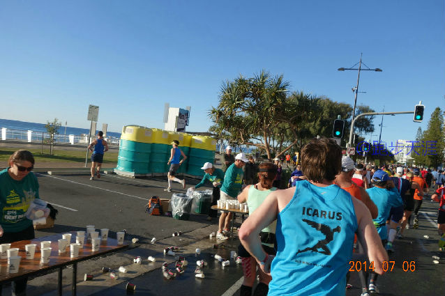 跑拍澳洲金岸马，反思中国马拉松