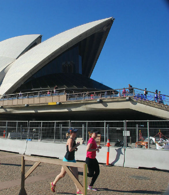 跑拍澳洲金岸马，反思中国马拉松