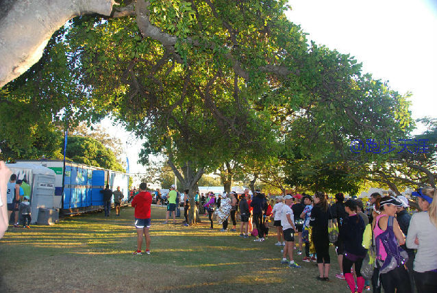 跑拍澳洲金岸马，反思中国马拉松