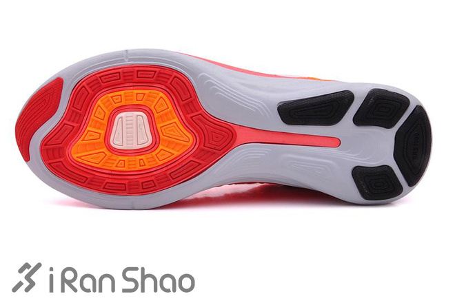 左脚耐克，右脚阿迪—运动鞋编织面料的艺术正面撞击