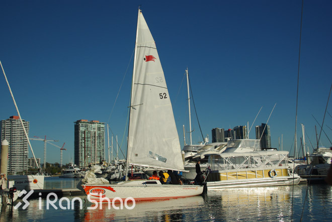 手指着大海的方向—黄金海岸的水上运动