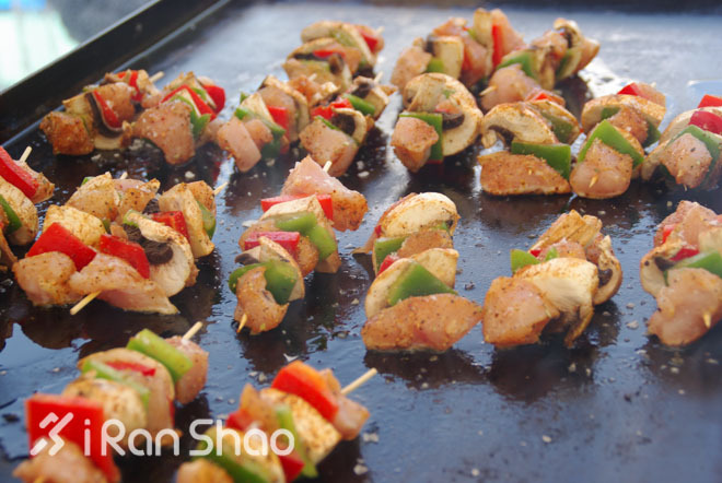 手指着大海的方向—黄金海岸的水上运动