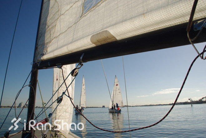 手指着大海的方向—黄金海岸的水上运动