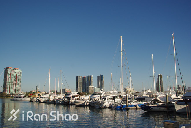 手指着大海的方向—黄金海岸的水上运动