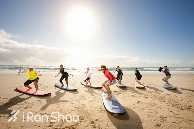 手指着大海的方向—黄金海岸的水上运动