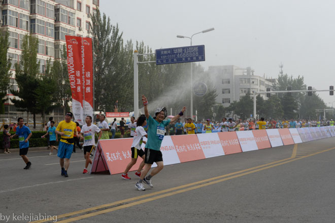 连跑带拍 — 记首届秦皇岛马拉松