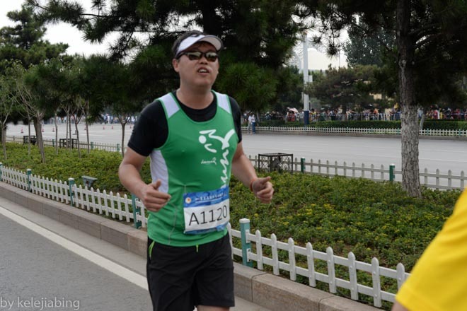 连跑带拍 — 记首届秦皇岛马拉松