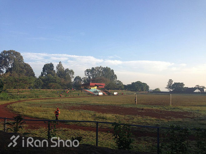 与黑人选手同场训练——非洲跑步记