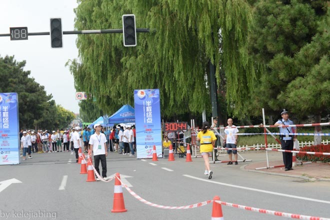 连跑带拍 — 记首届秦皇岛马拉松
