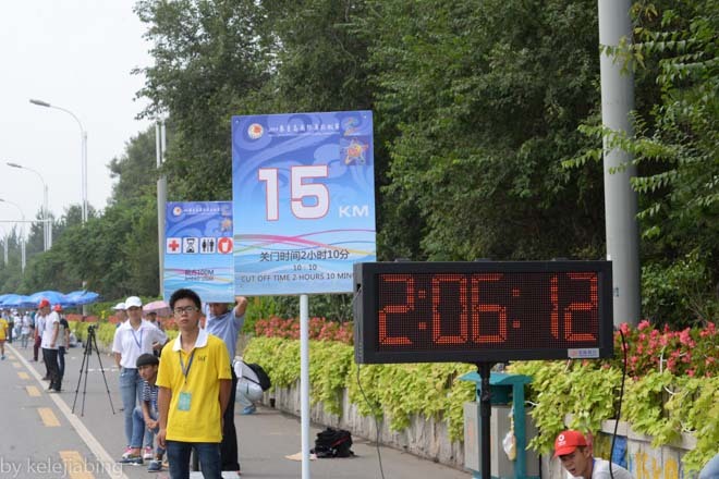 连跑带拍 — 记首届秦皇岛马拉松