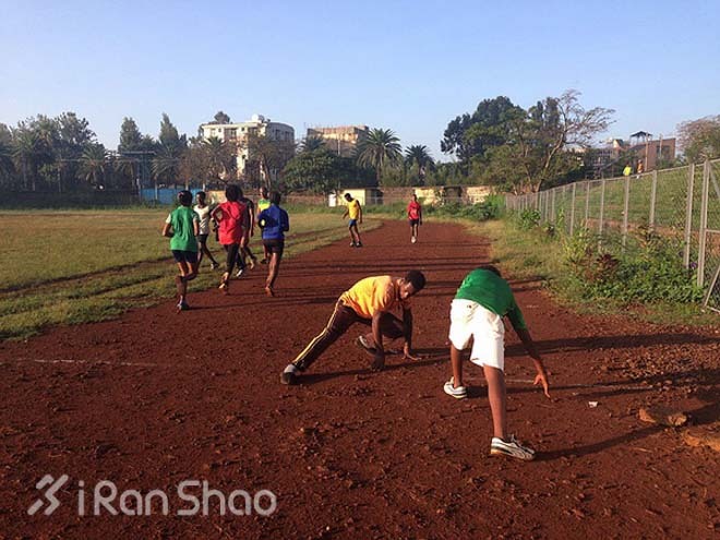 与黑人选手同场训练——非洲跑步记