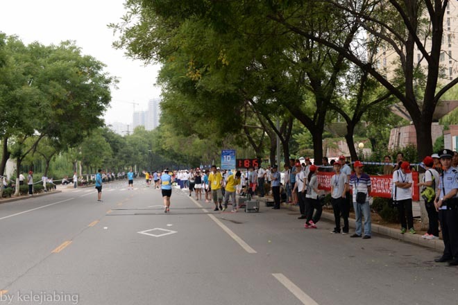 连跑带拍 — 记首届秦皇岛马拉松