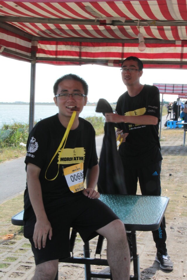 我们‘累瘫’在草坪用毅力为”2014滴水湖24小时慈善无间断接力跑”画上完美句号