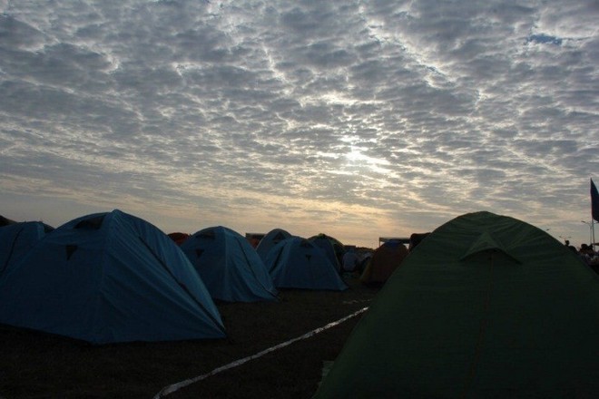 我们‘累瘫’在草坪用毅力为”2014滴水湖24小时慈善无间断接力跑”画上完美句号