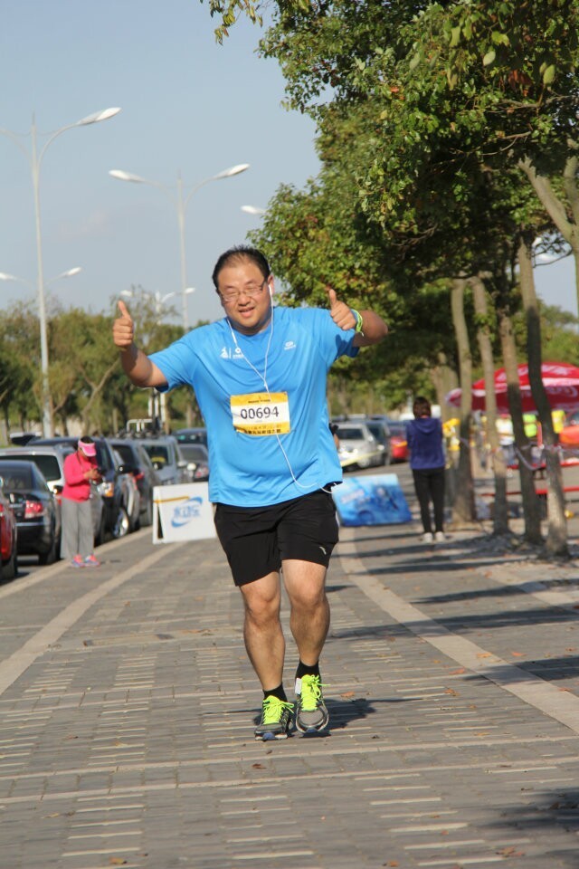 我们‘累瘫’在草坪用毅力为”2014滴水湖24小时慈善无间断接力跑”画上完美句号