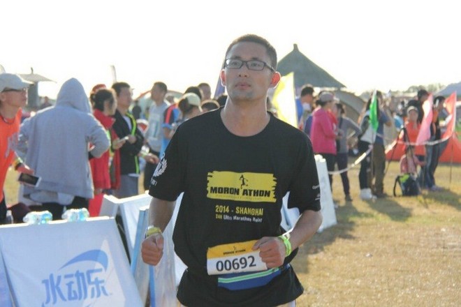 我们‘累瘫’在草坪用毅力为”2014滴水湖24小时慈善无间断接力跑”画上完美句号