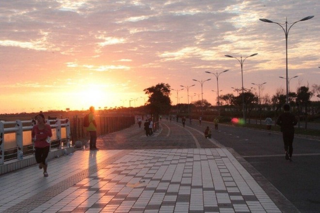 我们‘累瘫’在草坪用毅力为”2014滴水湖24小时慈善无间断接力跑”画上完美句号