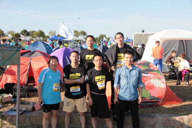 我们‘累瘫’在草坪用毅力为”2014滴水湖24小时慈善无间断接力跑”画上完美句号