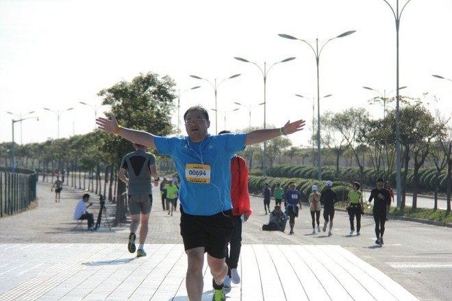 我们‘累瘫’在草坪用毅力为”2014滴水湖24小时慈善无间断接力跑”画上完美句号